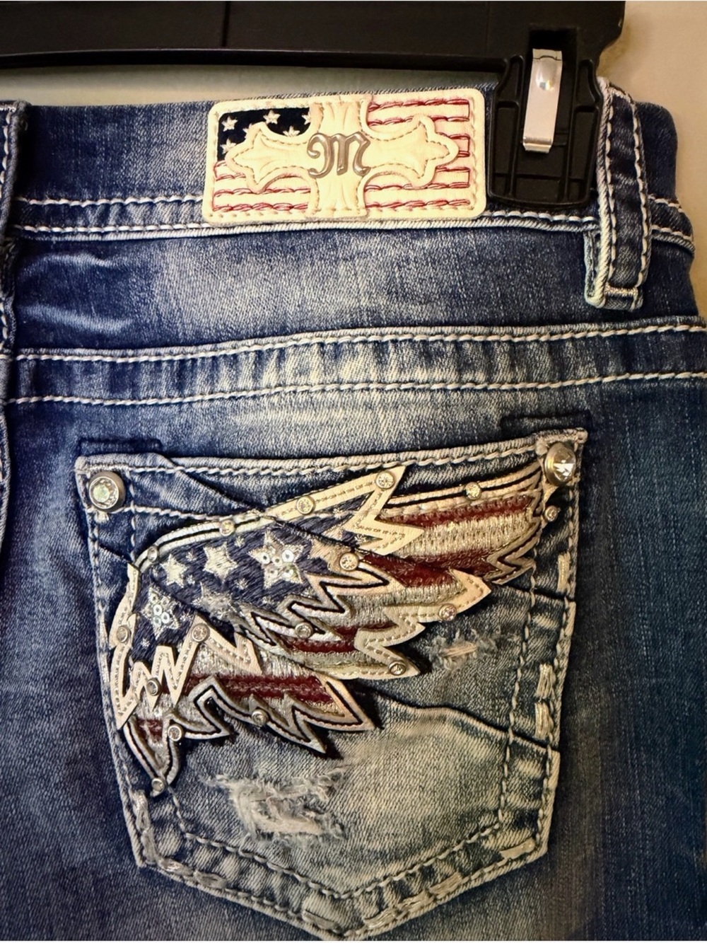 Like New Miss Me Mid-Rise Easy Crop Jeans Embellished WingFlag Pockets 26”Inseam